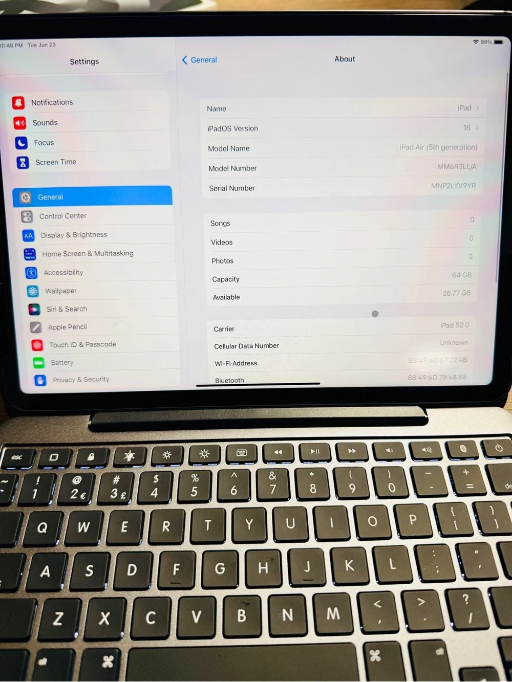 Apple iPad Air 5th Gen (64GB, Wi-Fi + Cellular) + Keyboard case. - Picture 3 of 9